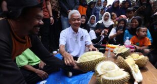 Capres-Ganjar-Pranowo-Makan-Duren-Wonosobo